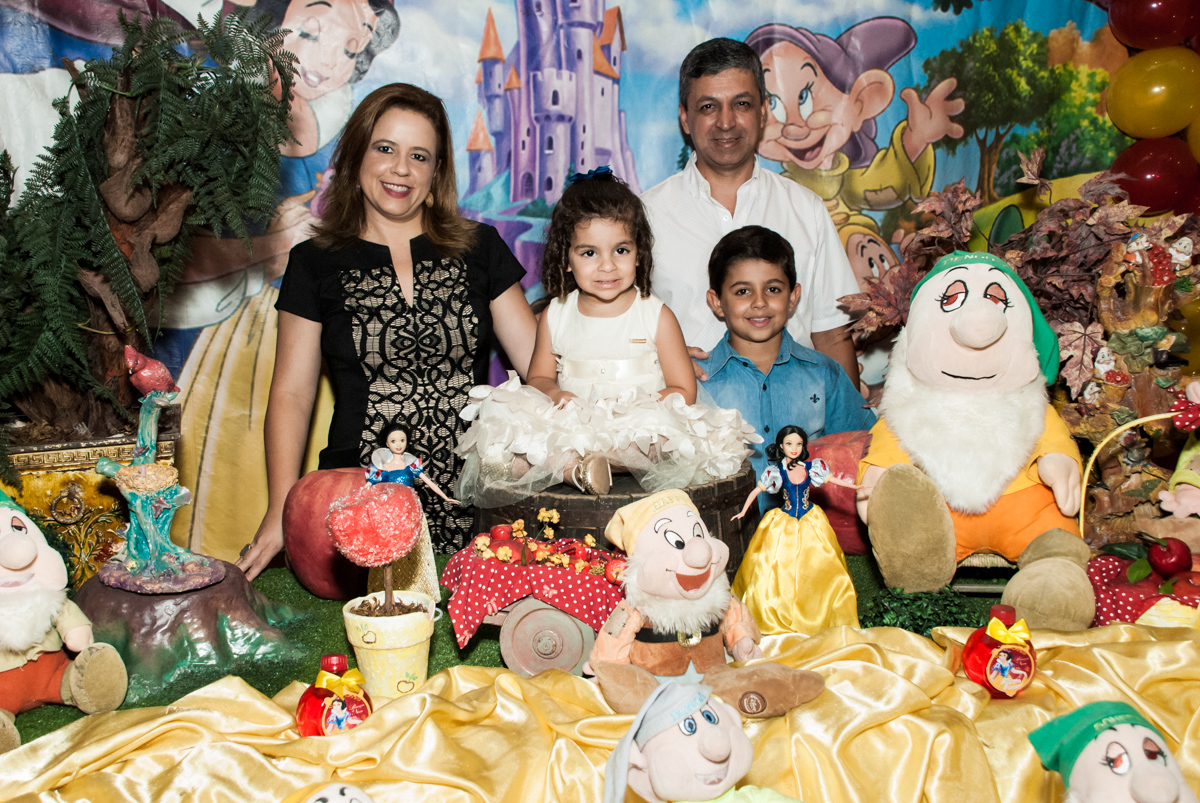 fotos feita na mesa temática no Buffet Planeta Kids, niversario Larissa 3 anos, tema da festa Branca de Neve