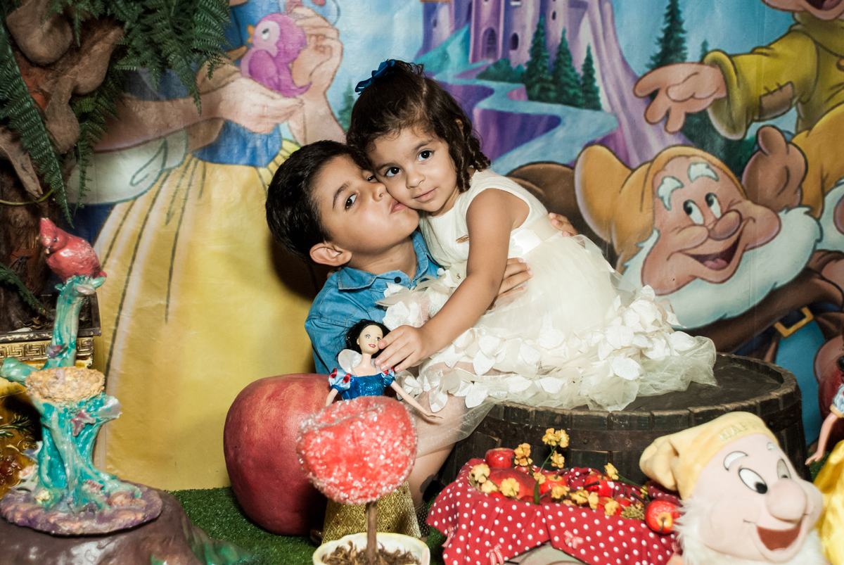 beijinho do irmão no Buffet Planeta Kids, niversario Larissa 3 anos, tema da festa Branca de Neve
