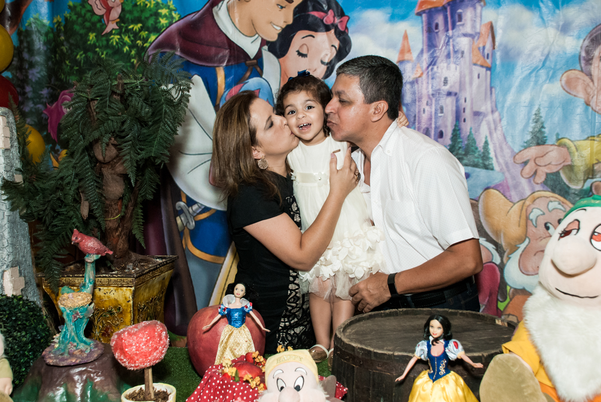 beijo sanduiche dos pais no Buffet Planeta Kids, niversario Larissa 3 anos, tema da festa Branca de Neve