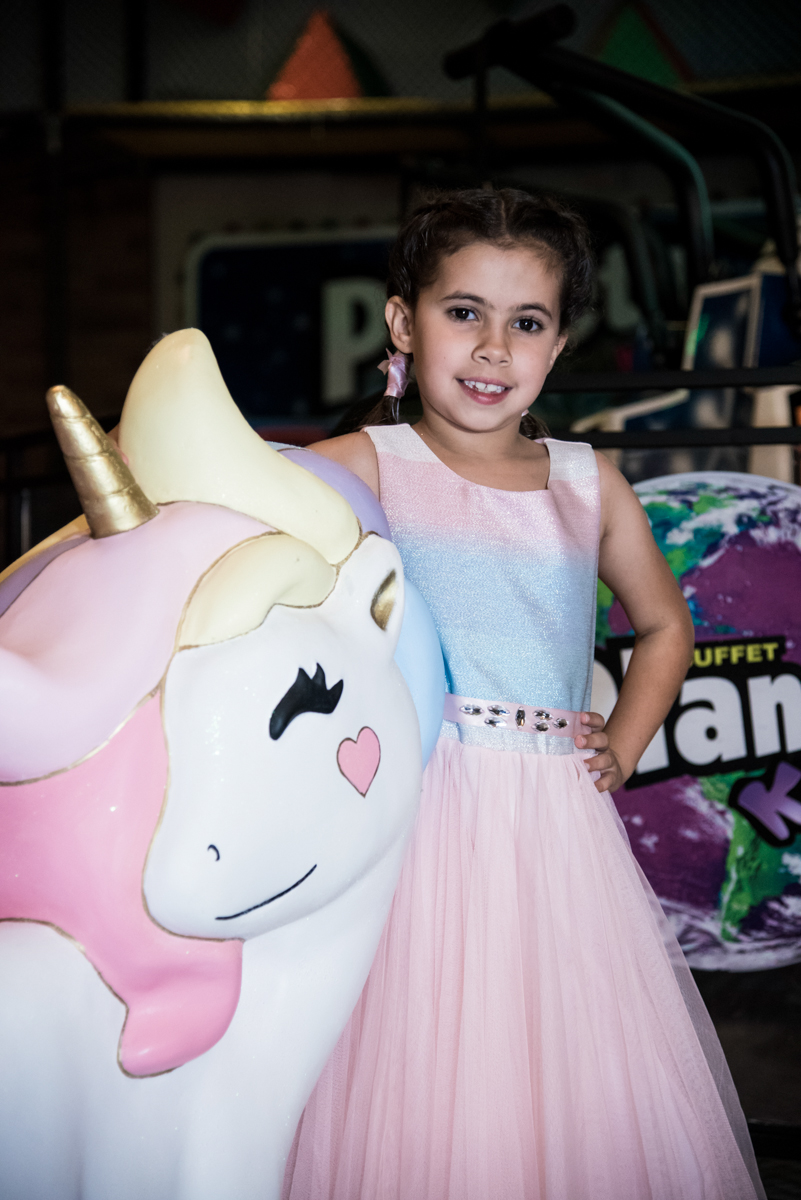 posando ao lado do unicórnio no Buffet Planeta Kids, Lapa, São Paulo, aniversario de Sarah 8 anos, tema da festa Unicórnio
