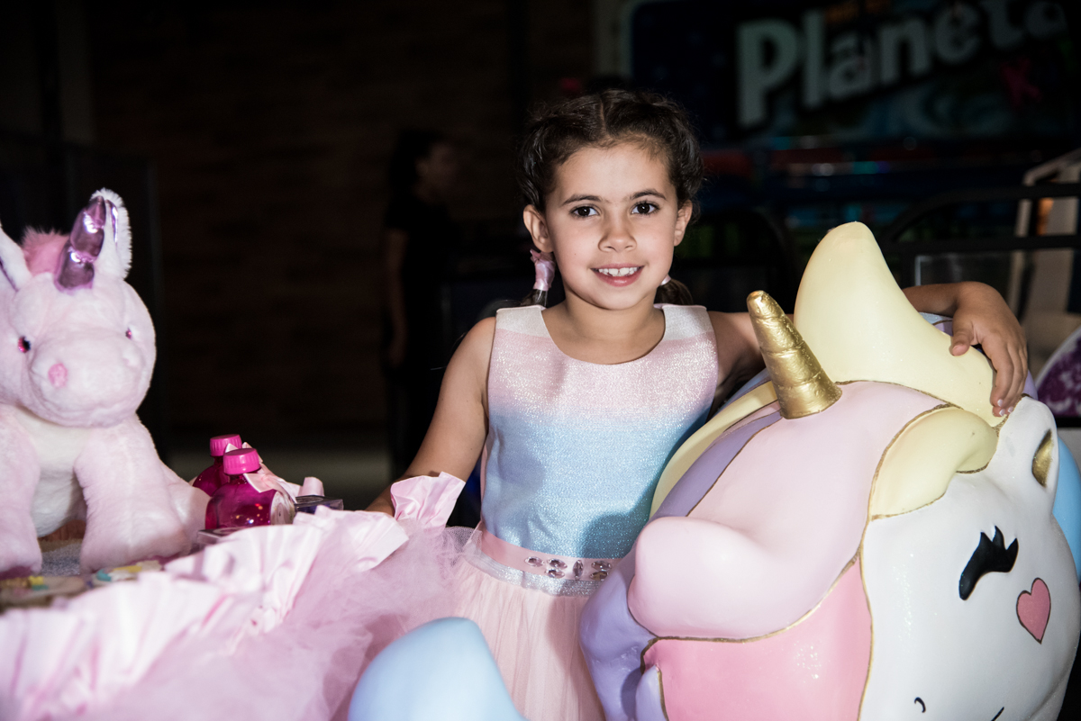 feliz na mesa temática no Buffet Planeta Kids, Lapa, São Paulo, aniversario de Sarah 8 anos, tema da festa Unicórnio