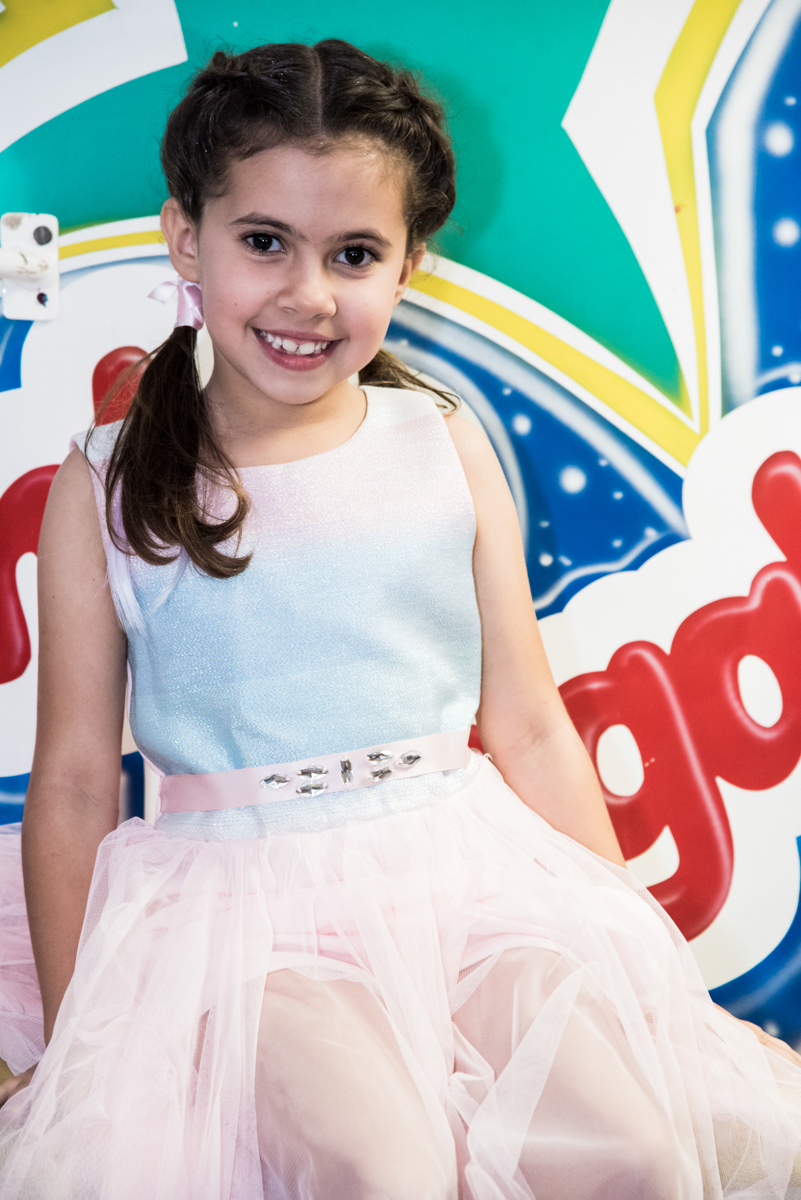 feliz no brinquedo tombo legal no Buffet Planeta Kids, Lapa, São Paulo, aniversario de Sarah 8 anos, tema da festa Unicórnio