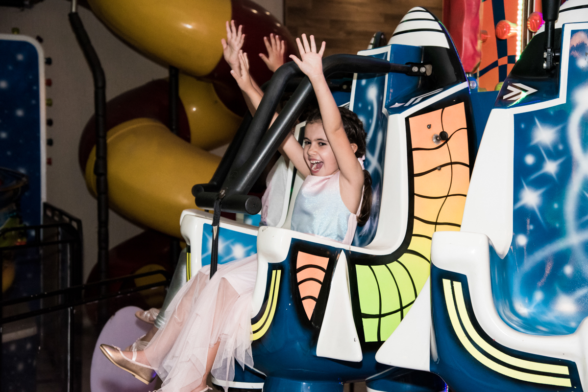 brinquedo elevador radical no Buffet Planeta Kids, Lapa, São Paulo, aniversario de Sarah 8 anos, tema da festa Unicórnio