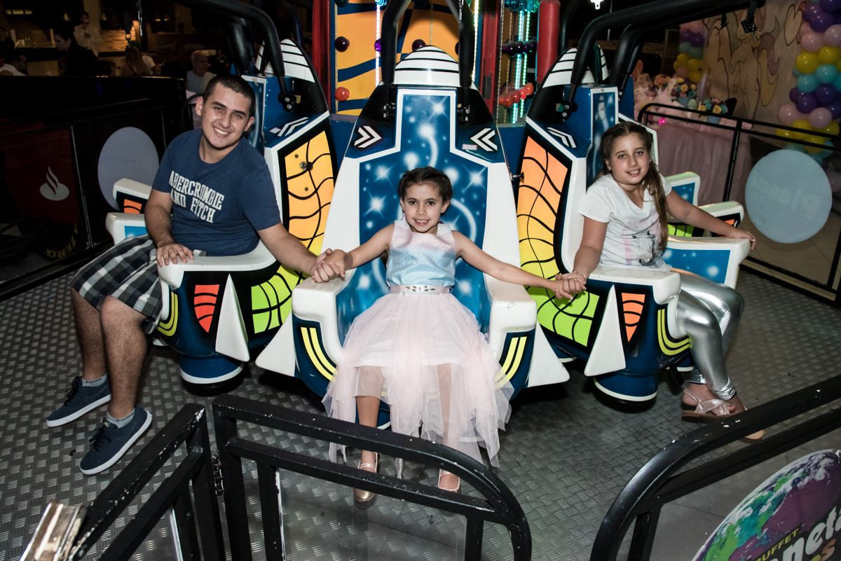 frio na barriga no brinquedo elevador no Buffet Planeta Kids, Lapa, São Paulo, aniversario de Sarah 8 anos, tema da festa Unicórnio