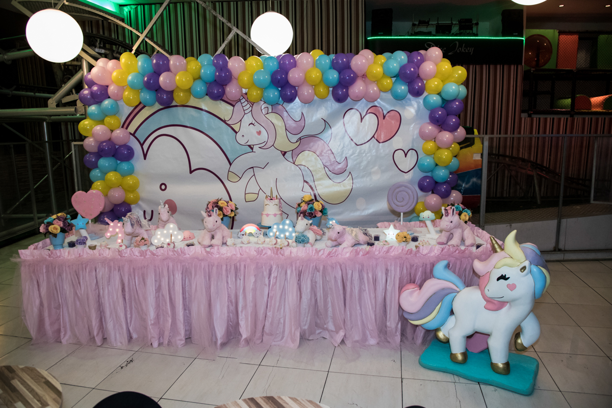 Mesa temática no Buffet Planeta Kids, Lapa, São Paulo, aniversario de Sarah 8 anos, tema da festa Unicórnio