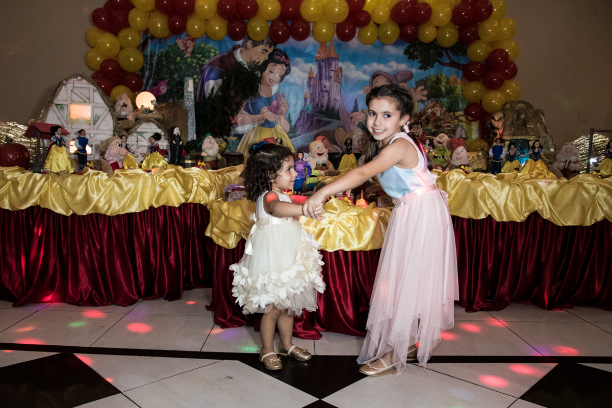 brincando com a prima no Buffet Planeta Kids, Lapa, São Paulo, aniversario de Sarah 8 anos, tema da festa Unicórnio