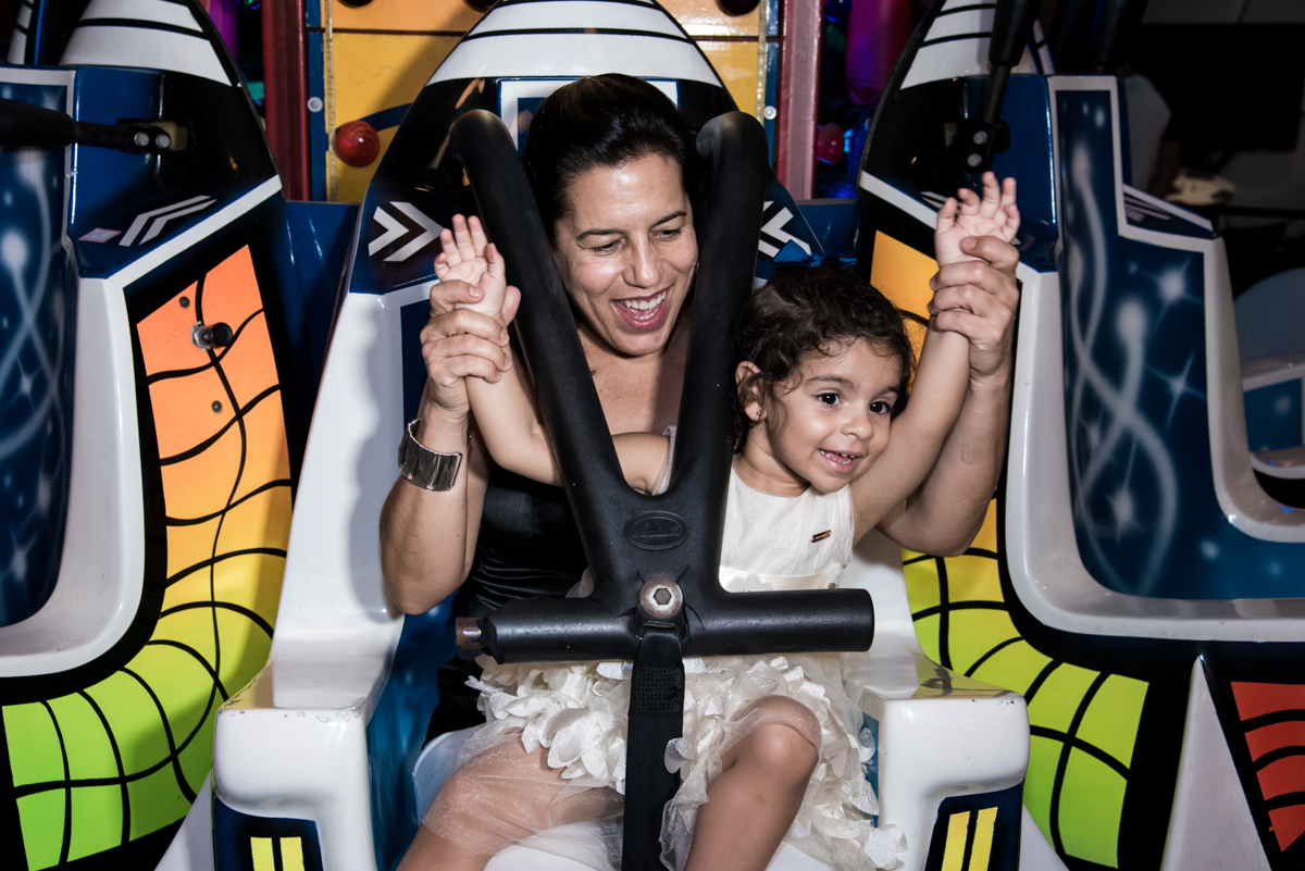 descida legal no brinquedo elevador no Buffet Planeta Kids, Lapa, São Paulo, aniversario de Sarah 8 anos, tema da festa Unicórnio