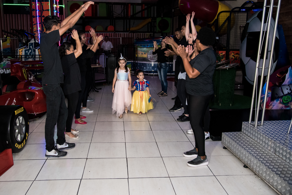 entrada para o parabéns no Buffet Planeta Kids, Lapa, São Paulo, aniversario de Sarah 8 anos, tema da festa Unicórnio