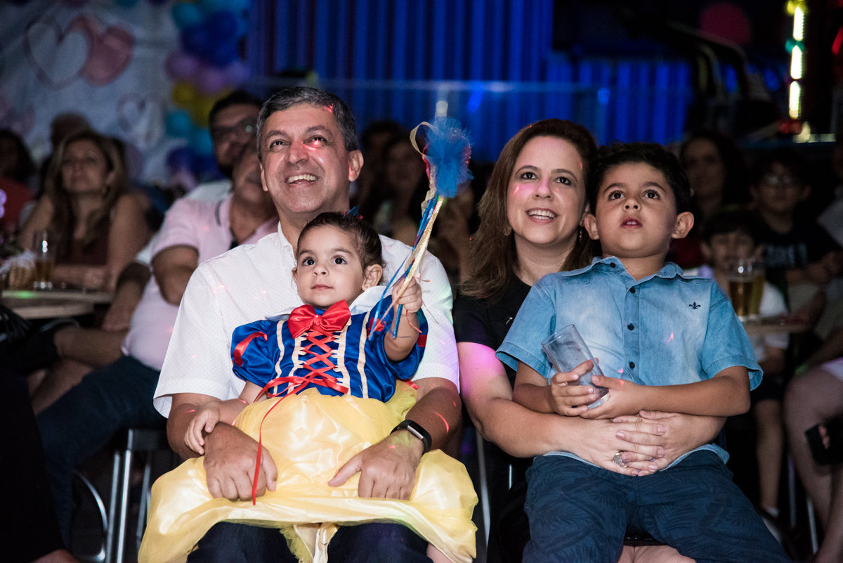 todos assistem a retrospectiva no Buffet Planeta Kids, Lapa, São Paulo, aniversario de Sarah 8 anos, tema da festa Unicórnio