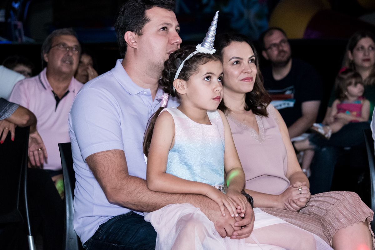 atenção concentrada na retrospectiva no Buffet Planeta Kids, Lapa, São Paulo, aniversario de Sarah 8 anos, tema da festa Unicórnio