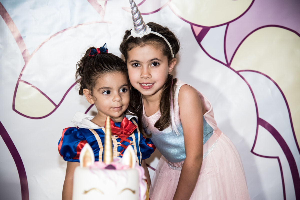foto com a prima no Buffet Planeta Kids, Lapa, São Paulo, aniversario de Sarah 8 anos, tema da festa Unicórnio