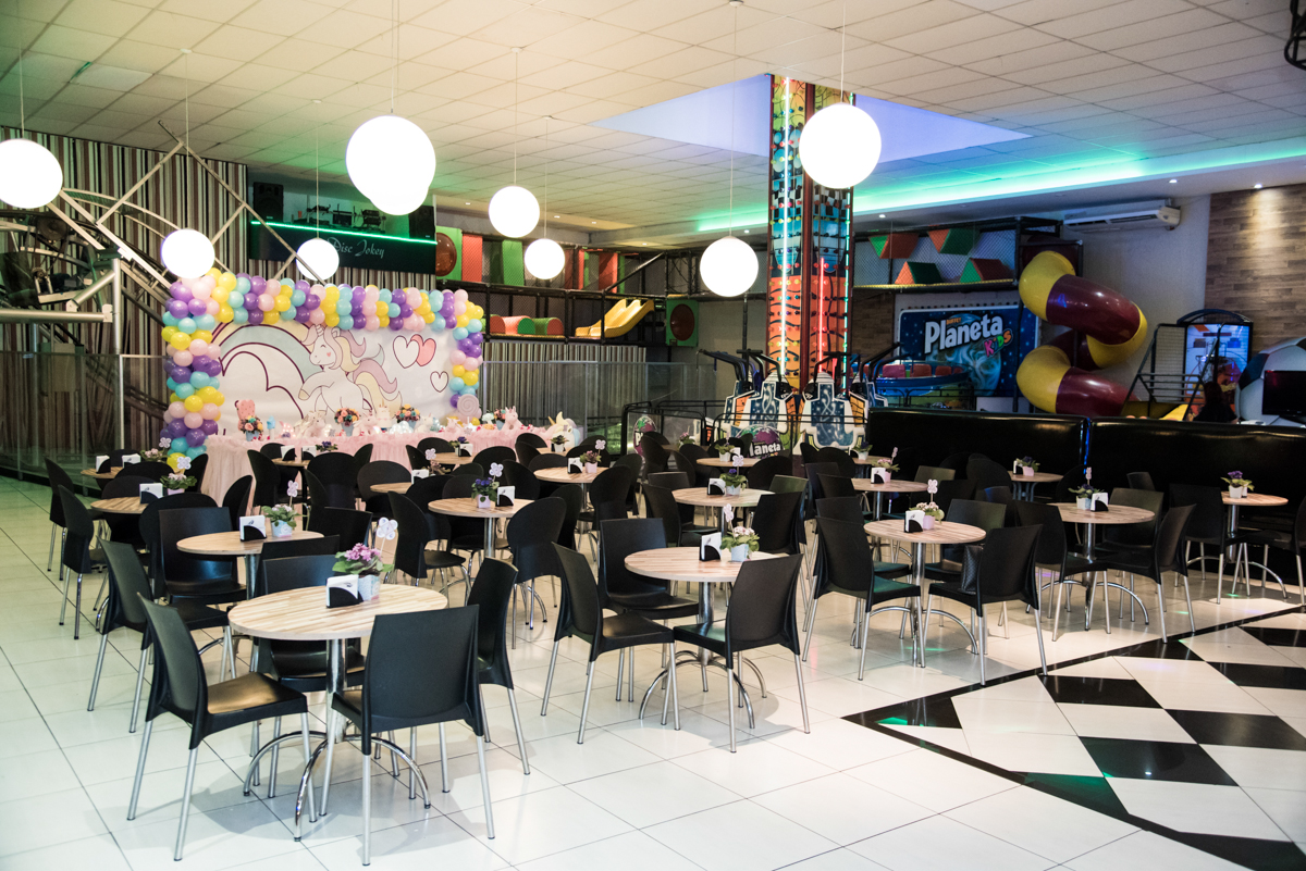 salão decorado com balão no Buffet Planeta Kids, Lapa, São Paulo, aniversario de Sarah 8 anos, tema da festa Unicórnio