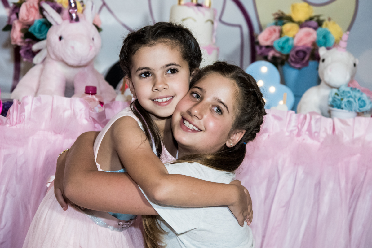 abraço da prima no Buffet Planeta Kids, Lapa, São Paulo, aniversario de Sarah 8 anos, tema da festa Unicórnio