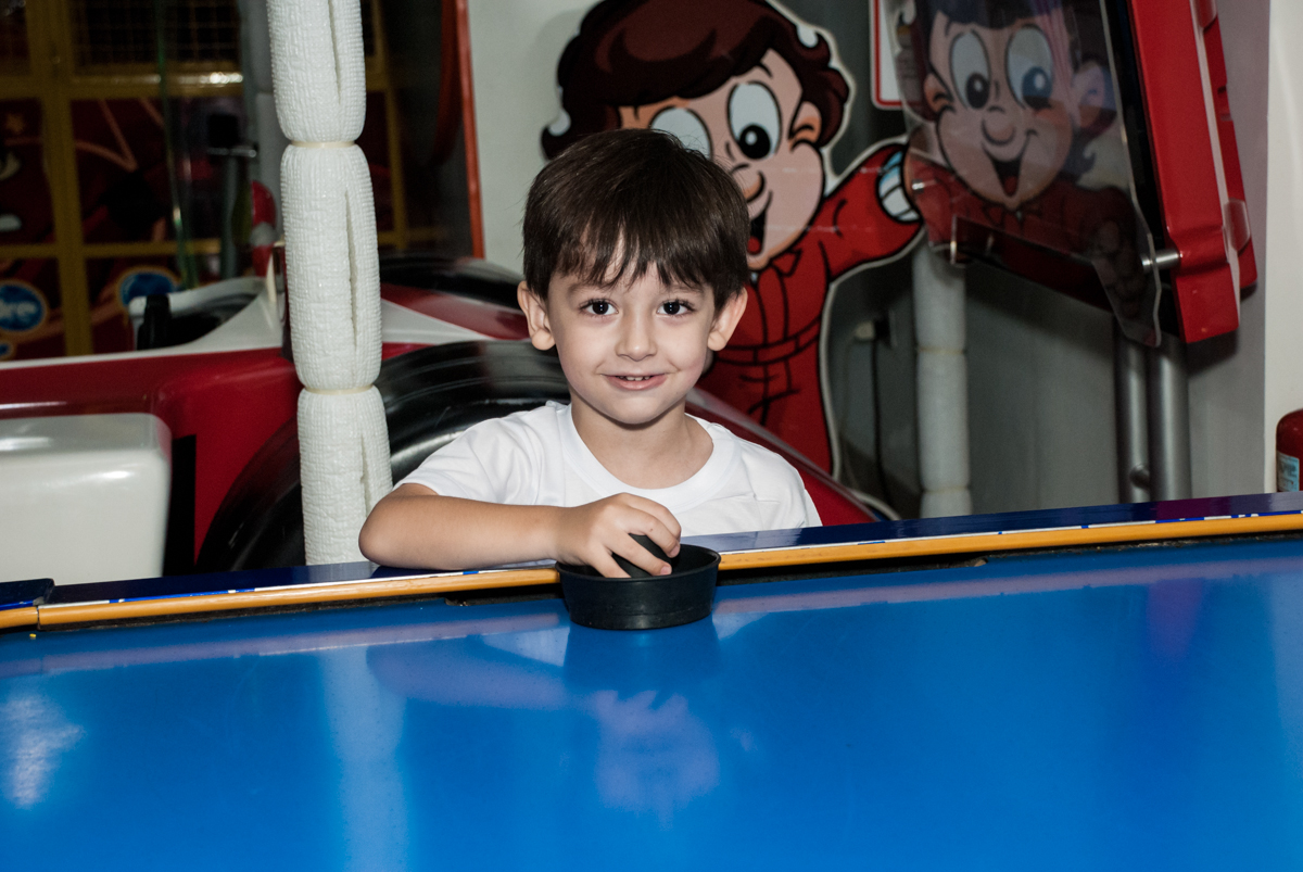 jogando futebol de mesa no Buffet Mega Boom, Santana, São Paulo, aniversário Théo 4 anos tema da festa Patrulha Canina