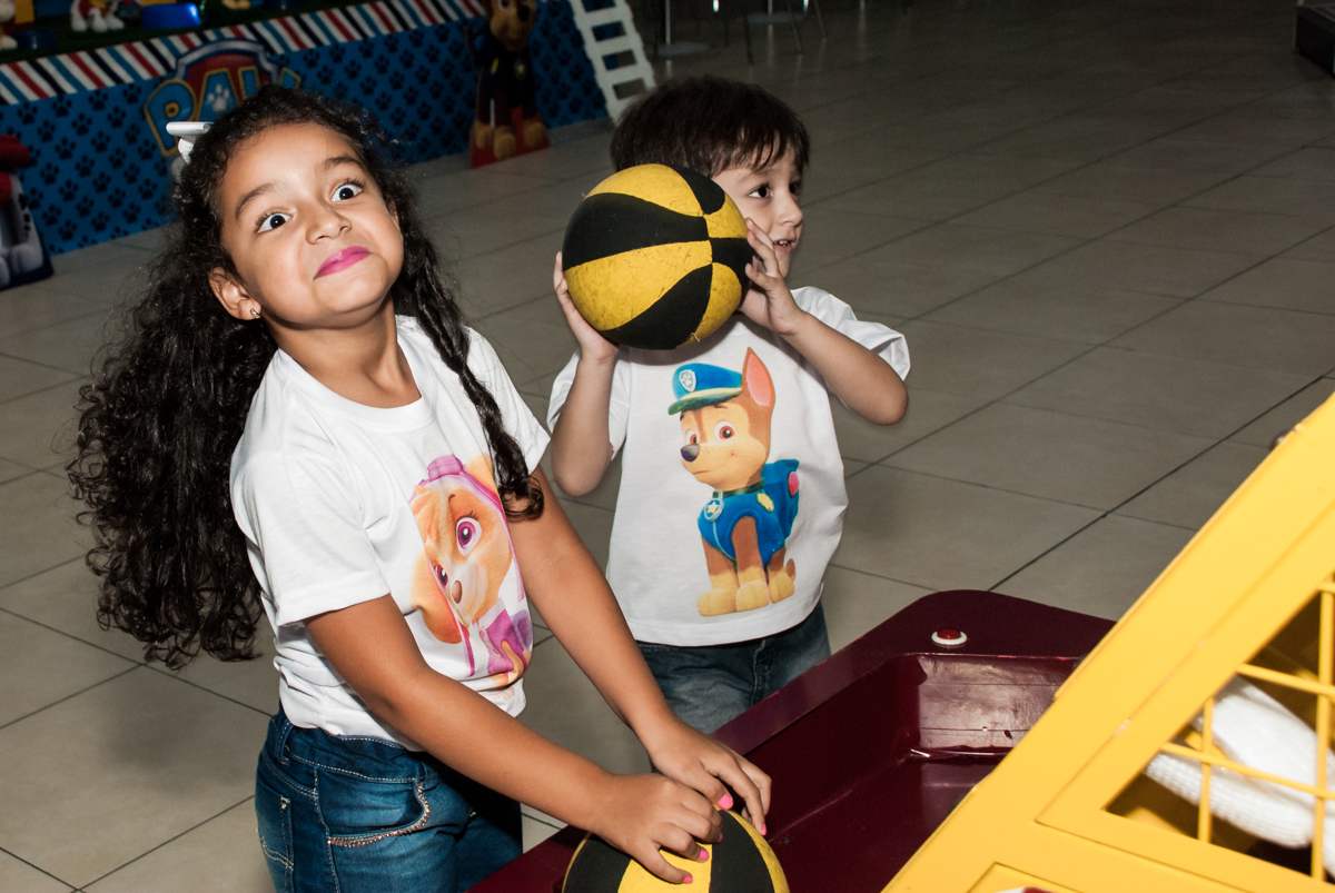 hora do jogo de basquete no Buffet Mega Boom, Santana, São Paulo, aniversário Théo 4 anos tema da festa Patrulha Canina