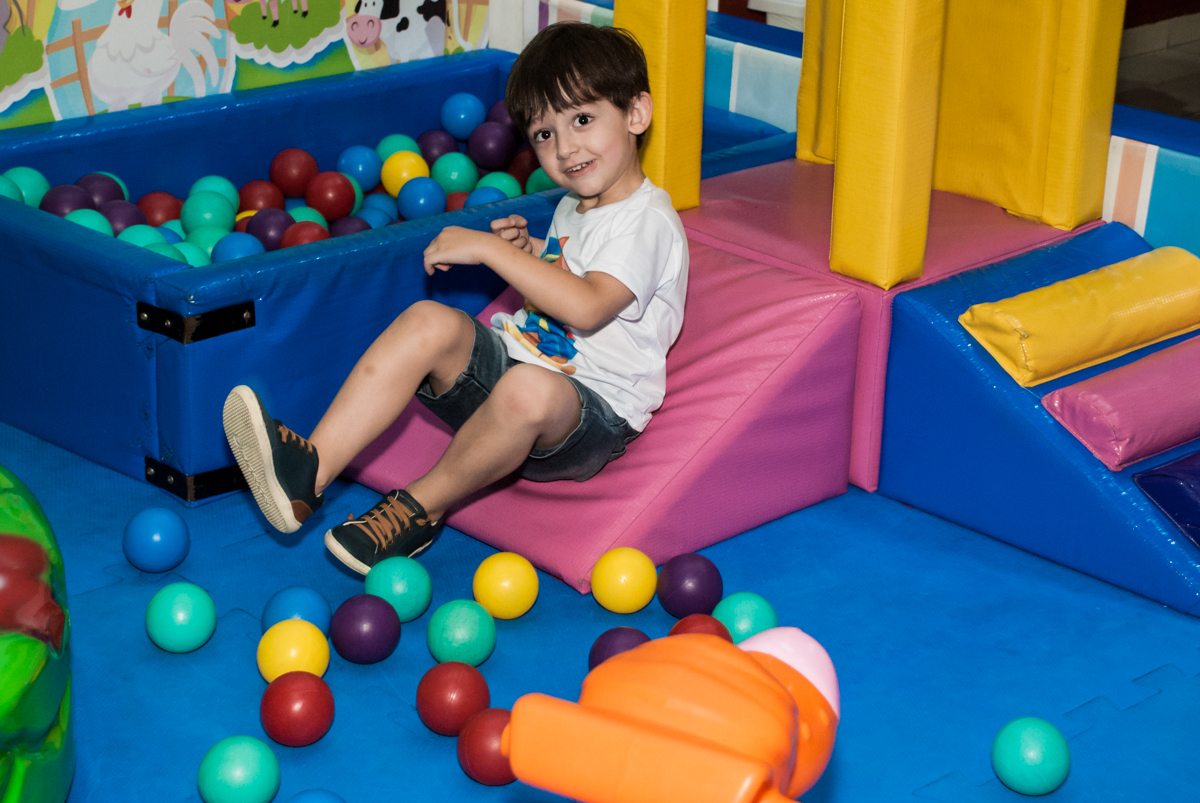brincando na piscina de bolinhas no Buffet Mega Boom, Santana, São Paulo, aniversário Théo 4 anos tema da festa Patrulha Canina