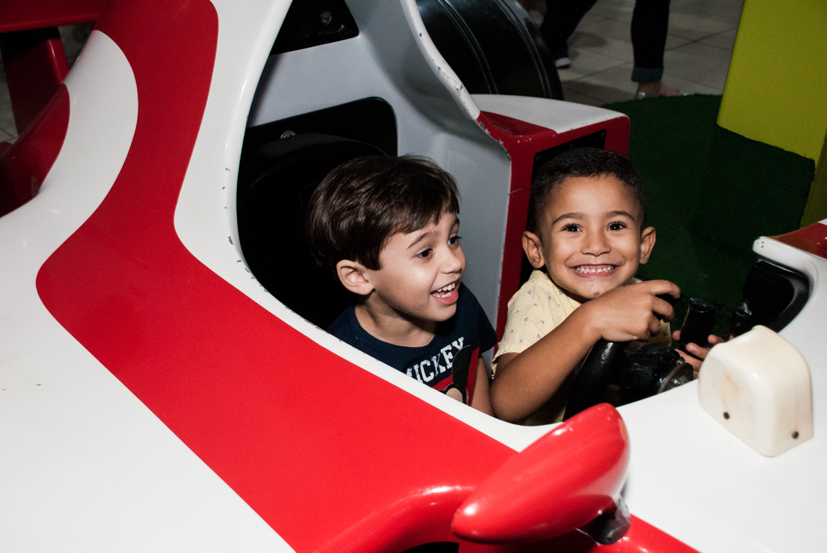 simulado de corrida animado no Buffet Mega Boom, Santana, São Paulo, aniversário Théo 4 anos tema da festa Patrulha Canina