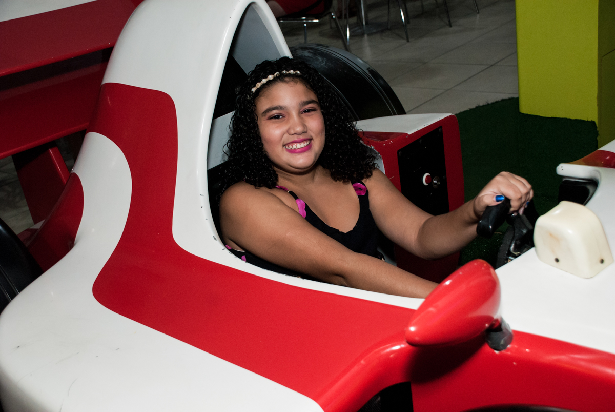 mais uma convidada brinca no simulador de corrida no Buffet Mega Boom, Santana, São Paulo, aniversário Théo 4 anos tema da festa Patrulha Canina