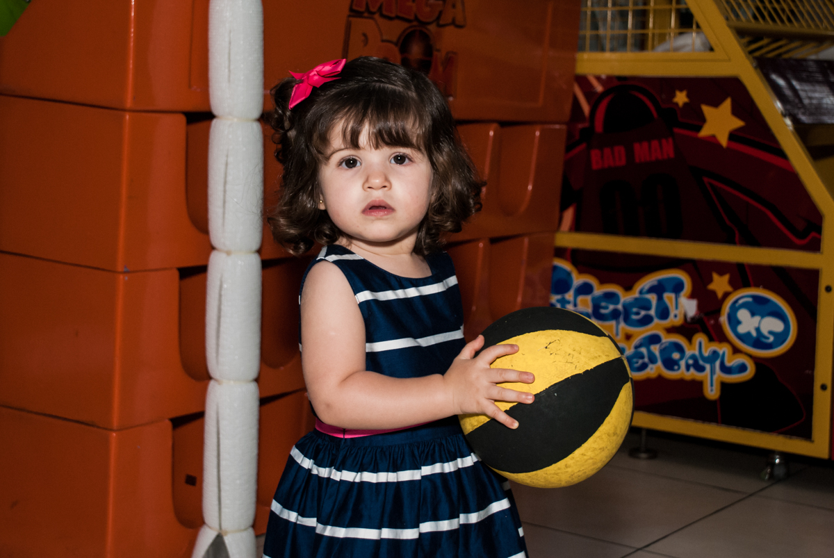 amiga brinca com a bola no Buffet Mega Boom, Santana, São Paulo, aniversário Théo 4 anos tema da festa Patrulha Canina