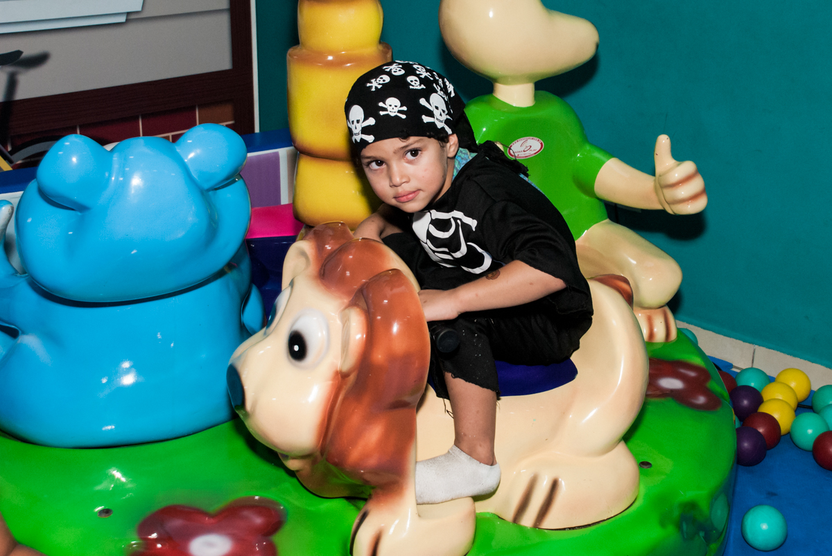 vestido de pirata no Buffet Mega Boom, Santana, São Paulo, aniversário Théo 4 anos tema da festa Patrulha Canina