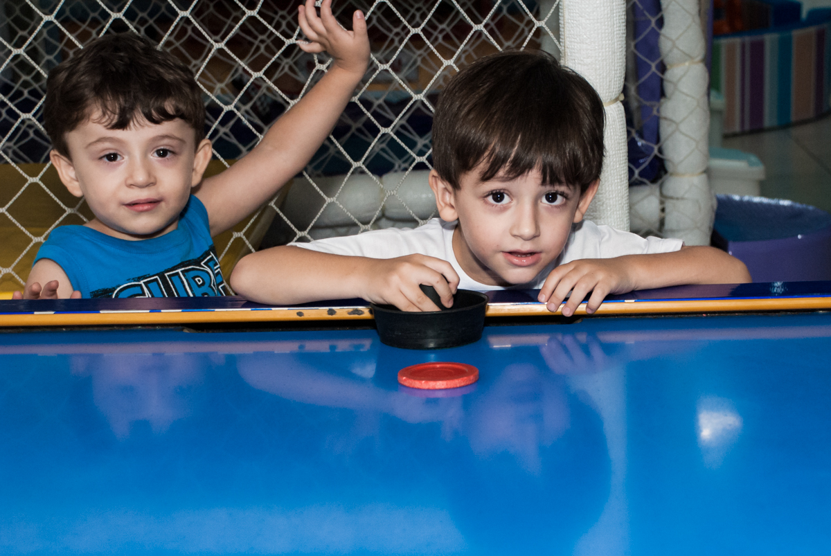 jogo de futebol no Buffet Mega Boom, Santana, São Paulo, aniversário Théo 4 anos tema da festa Patrulha Canina