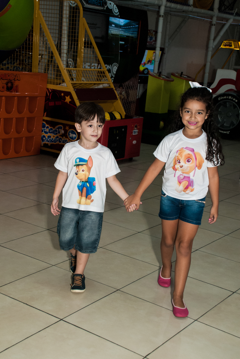 Os irmão entram na festa no Buffet Mega Boom, Santana, São Paulo, aniversário Théo 4 anos tema da festa Patrulha Canina