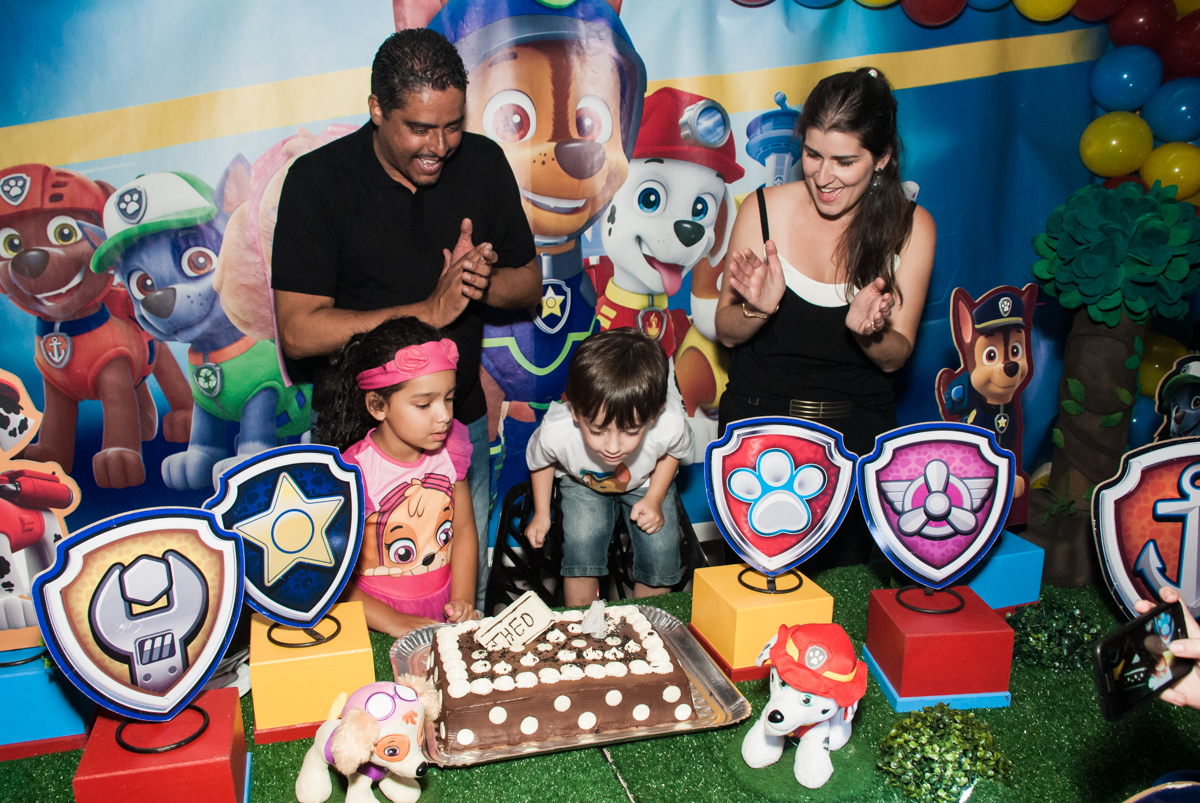 soprando a vela do bolo no Buffet Mega Boom, Santana, São Paulo, aniversário Théo 4 anos tema da festa Patrulha Canina