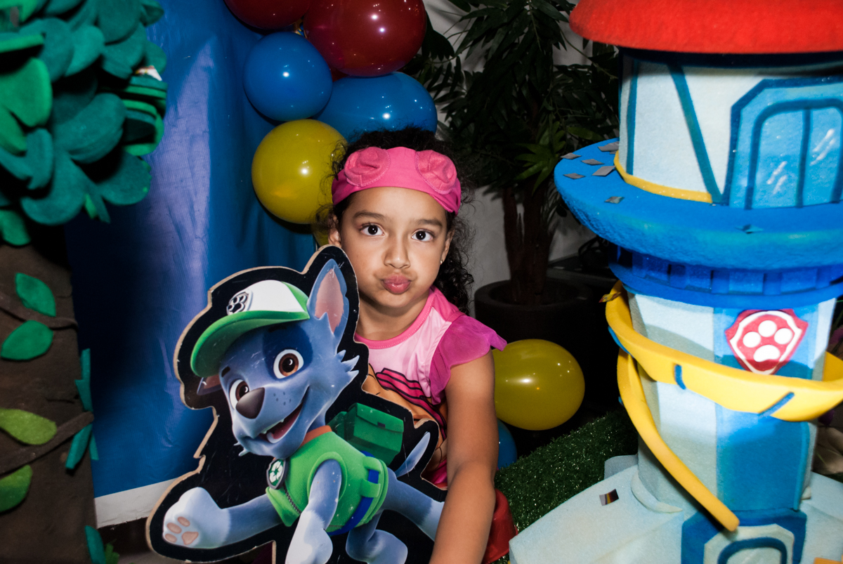 fazendo careta para a foto no Buffet Mega Boom, Santana, São Paulo, aniversário Théo 4 anos tema da festa Patrulha Canina