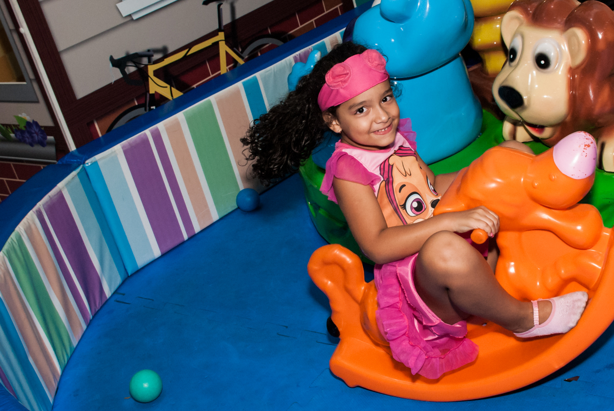 brincando na área baby no Buffet Mega Boom, Santana, São Paulo, aniversário Théo 4 anos tema da festa Patrulha Canina