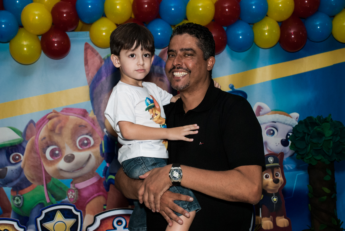 foto pai e filho no Buffet Mega Boom, Santana, São Paulo, aniversário Théo 4 anos tema da festa Patrulha Canina
