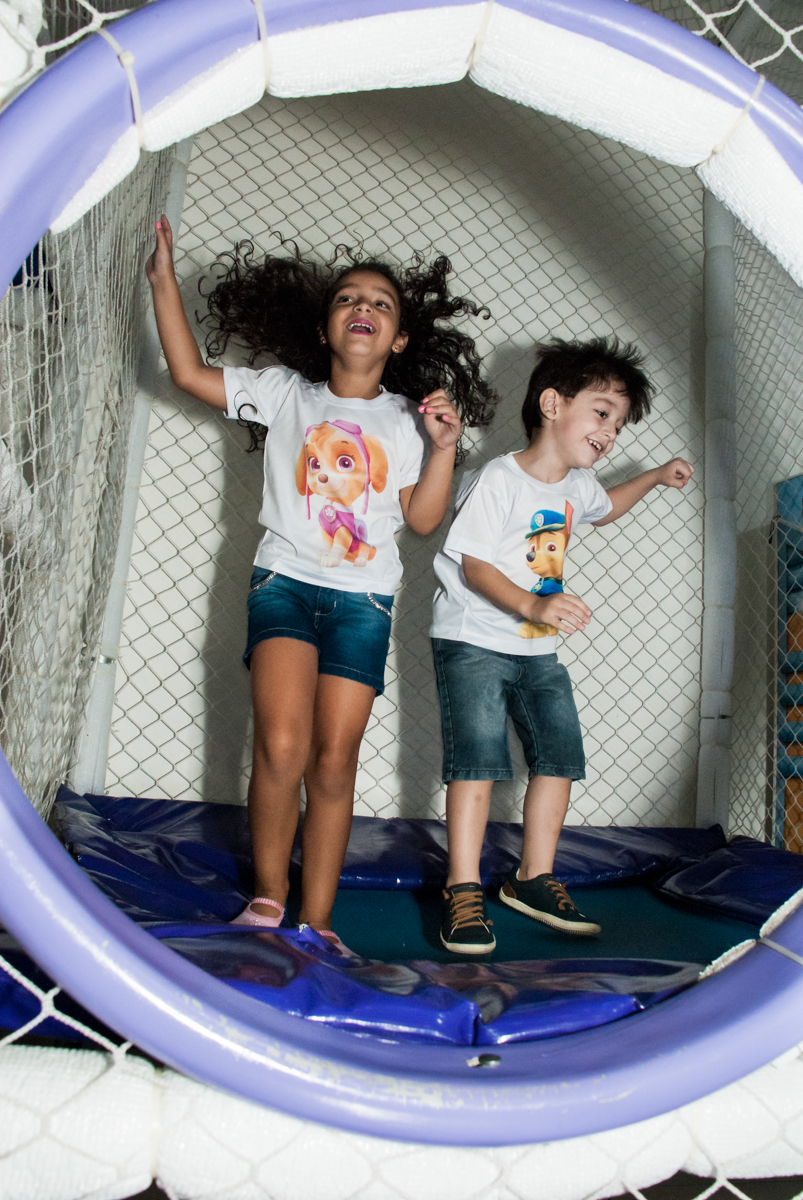 brincando na cama elástica no Buffet Mega Boom, Santana, São Paulo, aniversário Théo 4 anos tema da festa Patrulha Canina