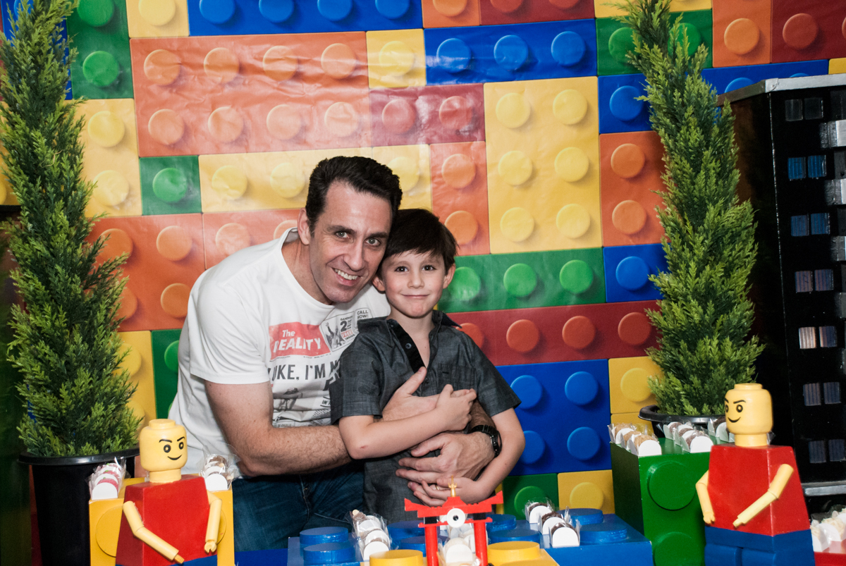 foto pai e filho  no Buffet Boomerang, Cidade Jardim, São Paulo, aniversario de Lucas 6 anos, tema da festa, lego