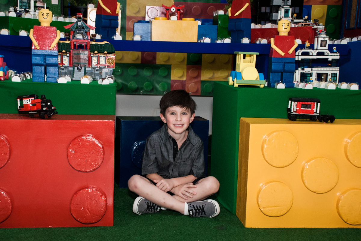 pose de príncipe no Buffet Boomerang, Cidade Jardim, São Paulo, aniversario de Lucas 6 anos, tema da festa, lego