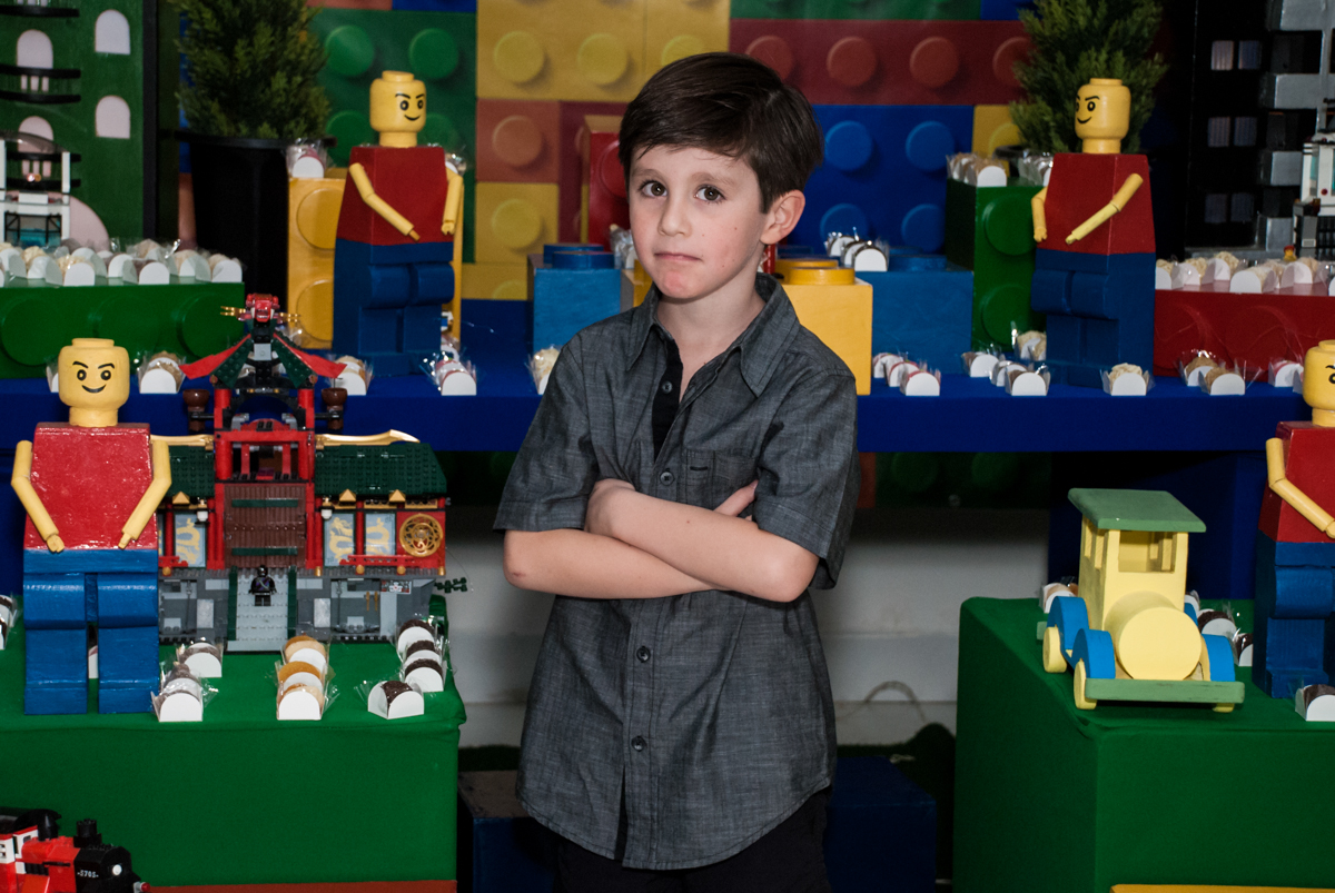 foto com pose de galã no Buffet Boomerang, Cidade Jardim, São Paulo, aniversario de Lucas 6 anos, tema da festa, lego