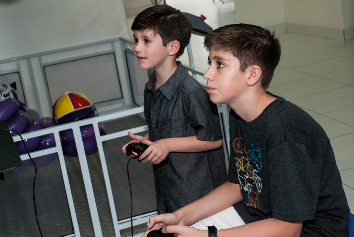 jogando video game no Buffet Boomerang, Cidade Jardim, São Paulo, aniversario de Lucas 6 anos, tema da festa, lego