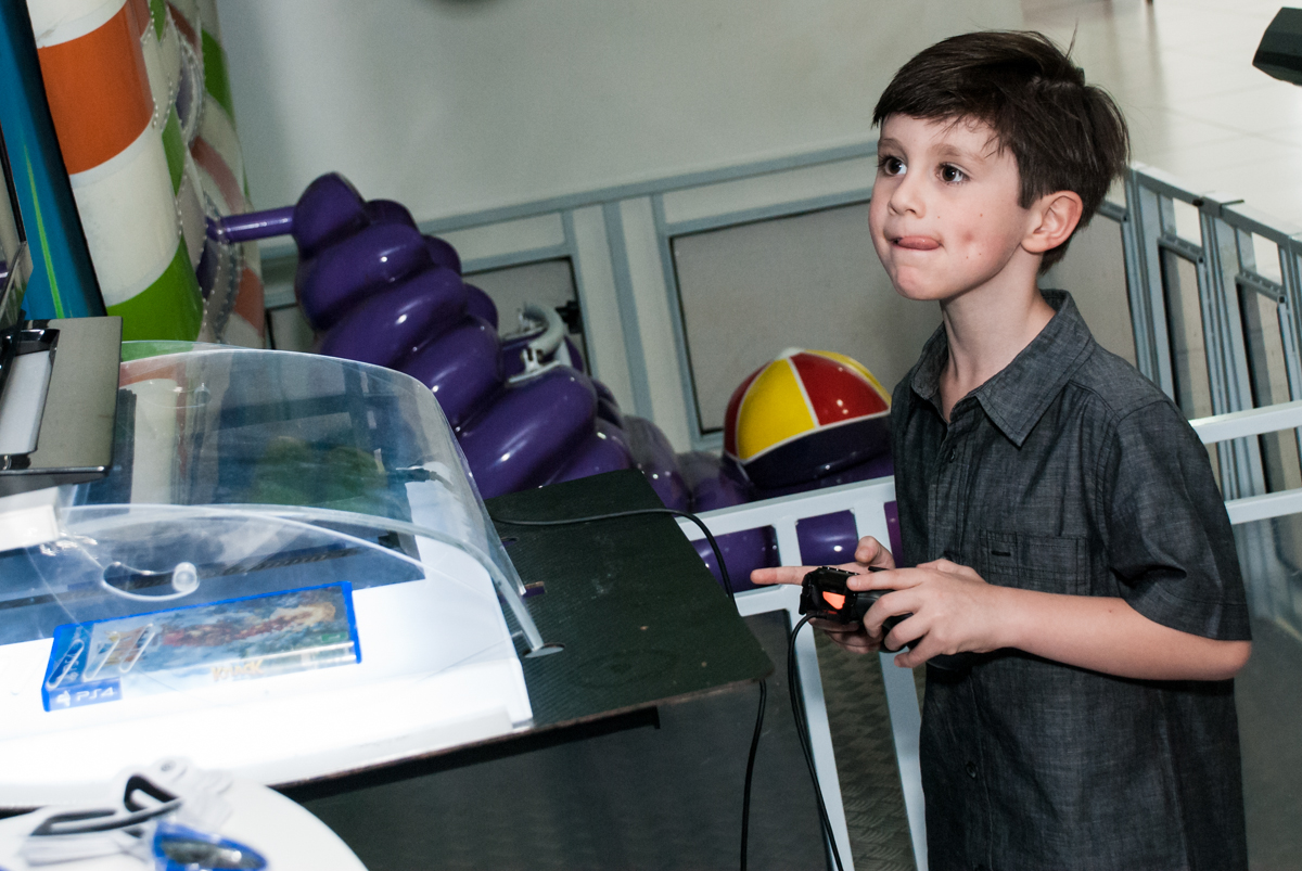 jogando vídeo game no Buffet Boomerang, Cidade Jardim, São Paulo, aniversario de Lucas 6 anos, tema da festa, lego