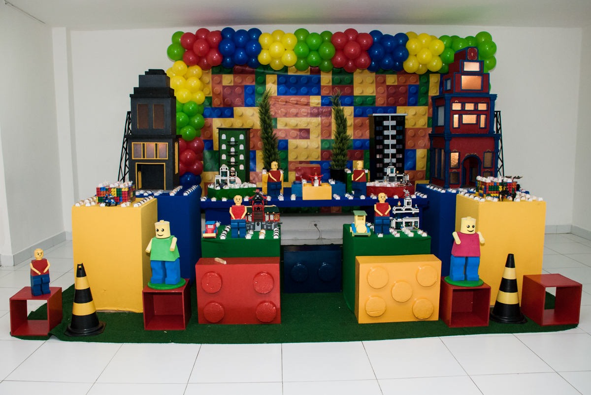 mesa temática no Buffet Boomerang, Cidade Jardim, São Paulo, aniversario de Lucas 6 anos, tema da festa, lego