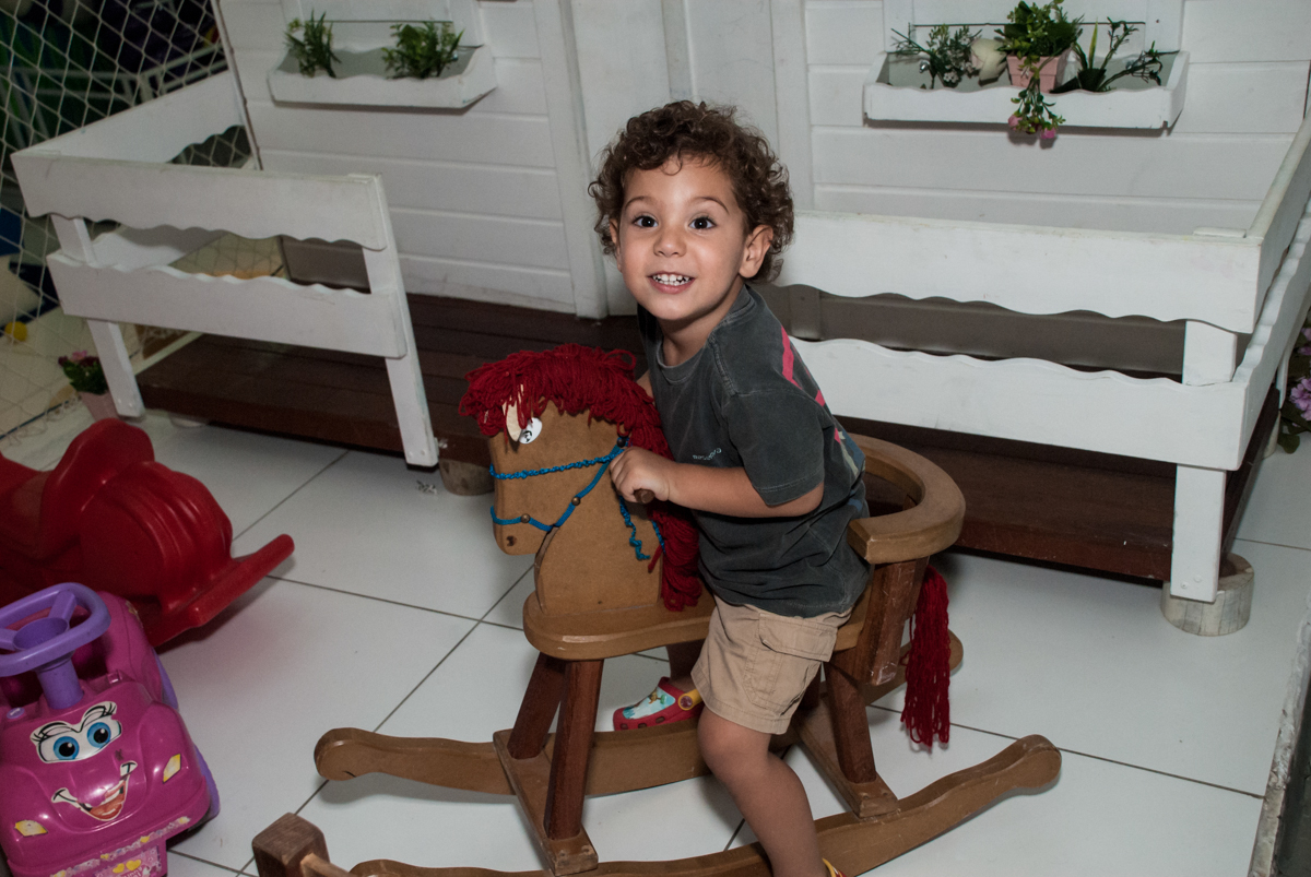 brincadeiras divertidas no cavalo de madeira no Buffet Boomerang, Cidade Jardim, São Paulo, aniversario de Lucas 6 anos, tema da festa, lego