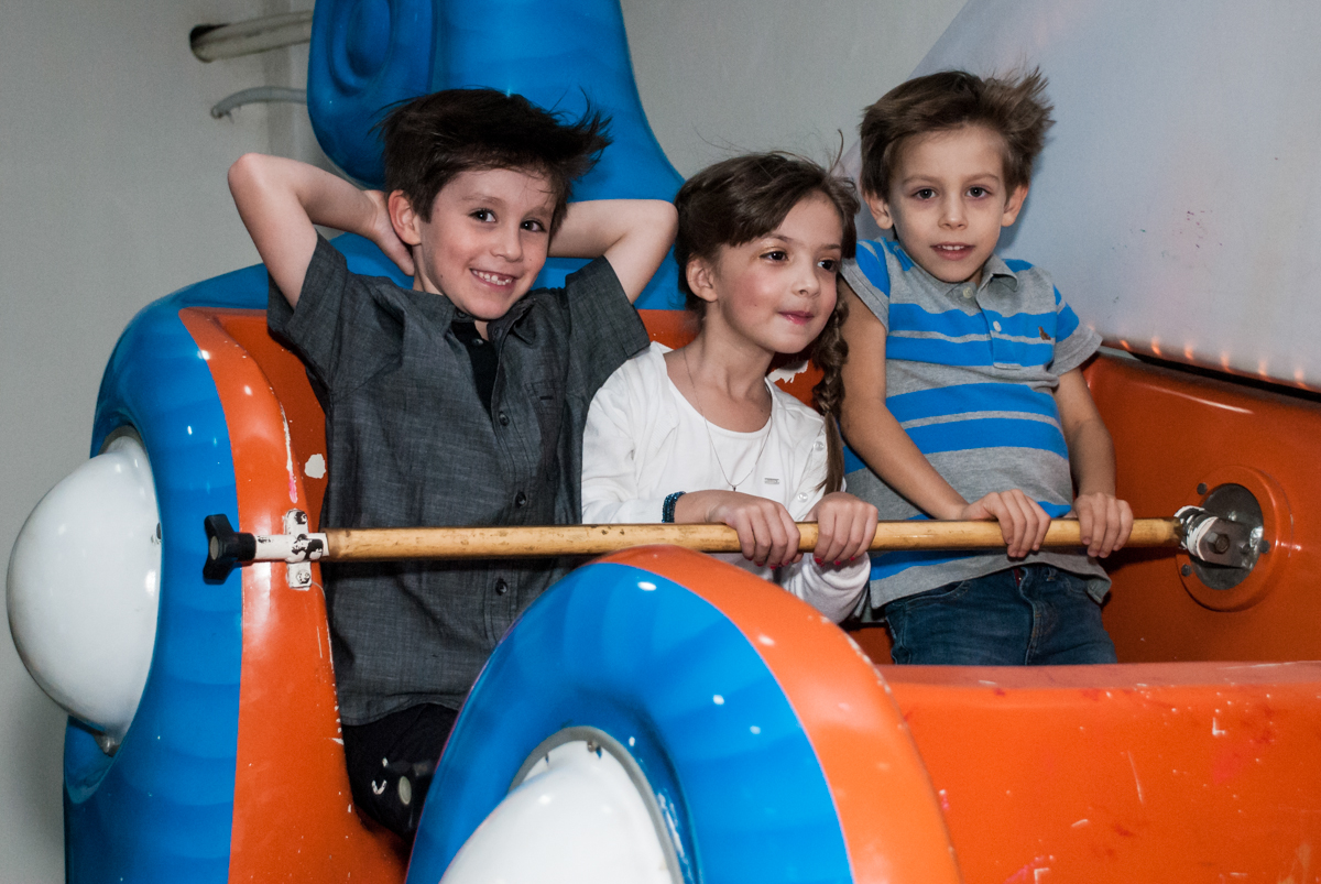 O aniversariante brinca com os amigos no barco vick no Buffet Boomerang, Cidade Jardim, São Paulo, aniversario de Lucas 6 anos, tema da festa, lego