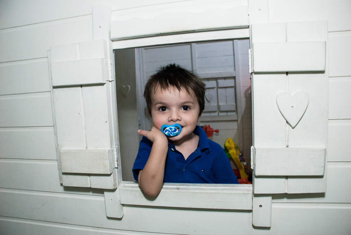 pose para a foto na janela da casinha de madeira no Buffet Boomerang, Cidade Jardim, São Paulo, aniversario de Lucas 6 anos, tema da festa, lego