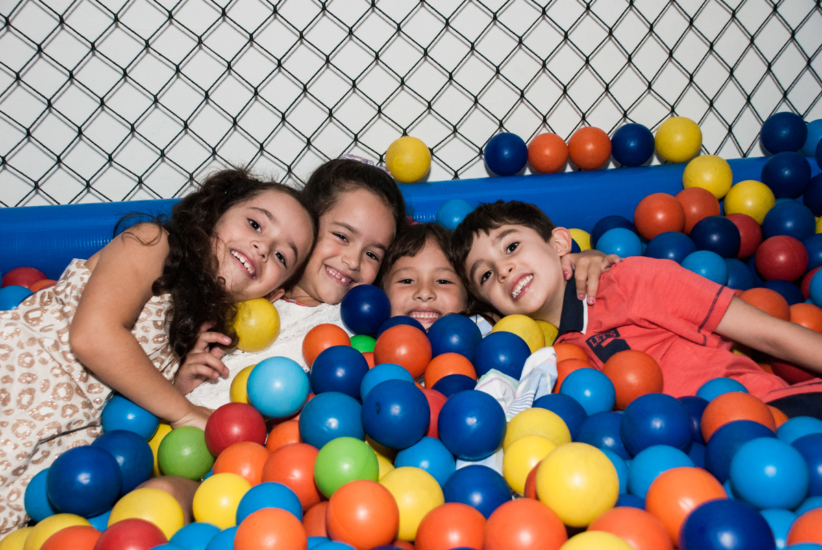 piscina de bolinhas  divertida no Buffet Boomerang, Cidade Jardim, São Paulo, aniversario de Lucas 6 anos, tema da festa, lego