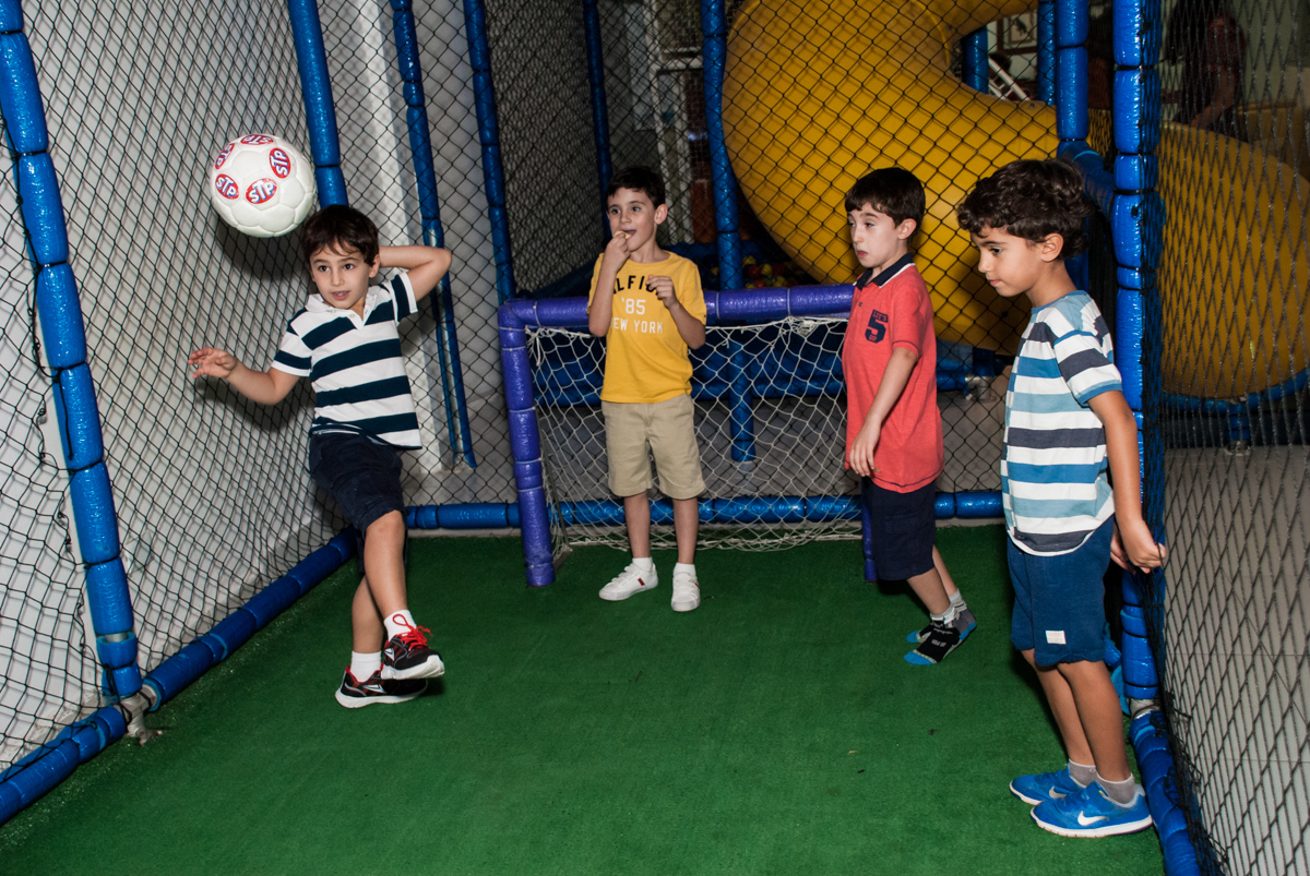 jogo de futebol no Buffet Boomerang, Cidade Jardim, São Paulo, aniversario de Lucas 6 anos, tema da festa, lego
