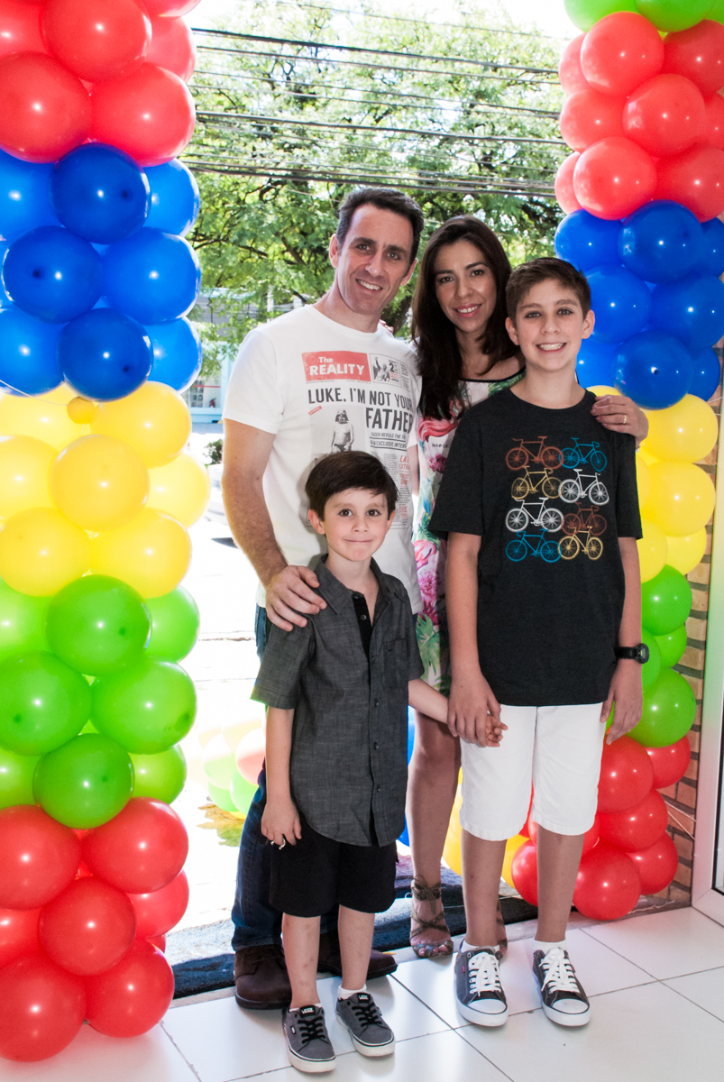 foto da família no arco de bexigas no Buffet Boomerang, Cidade Jardim, São Paulo, aniversario de Lucas 6 anos, tema da festa, lego