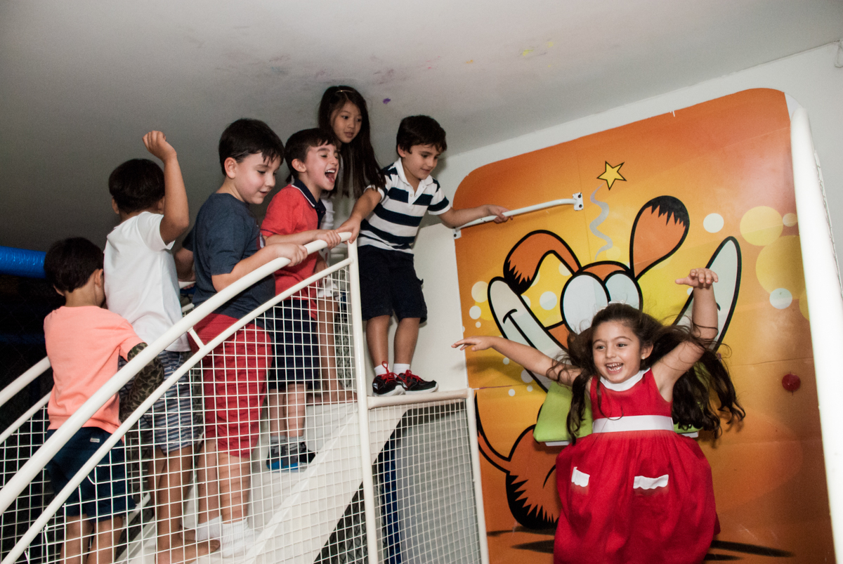 fila de crianças para o tombo legal