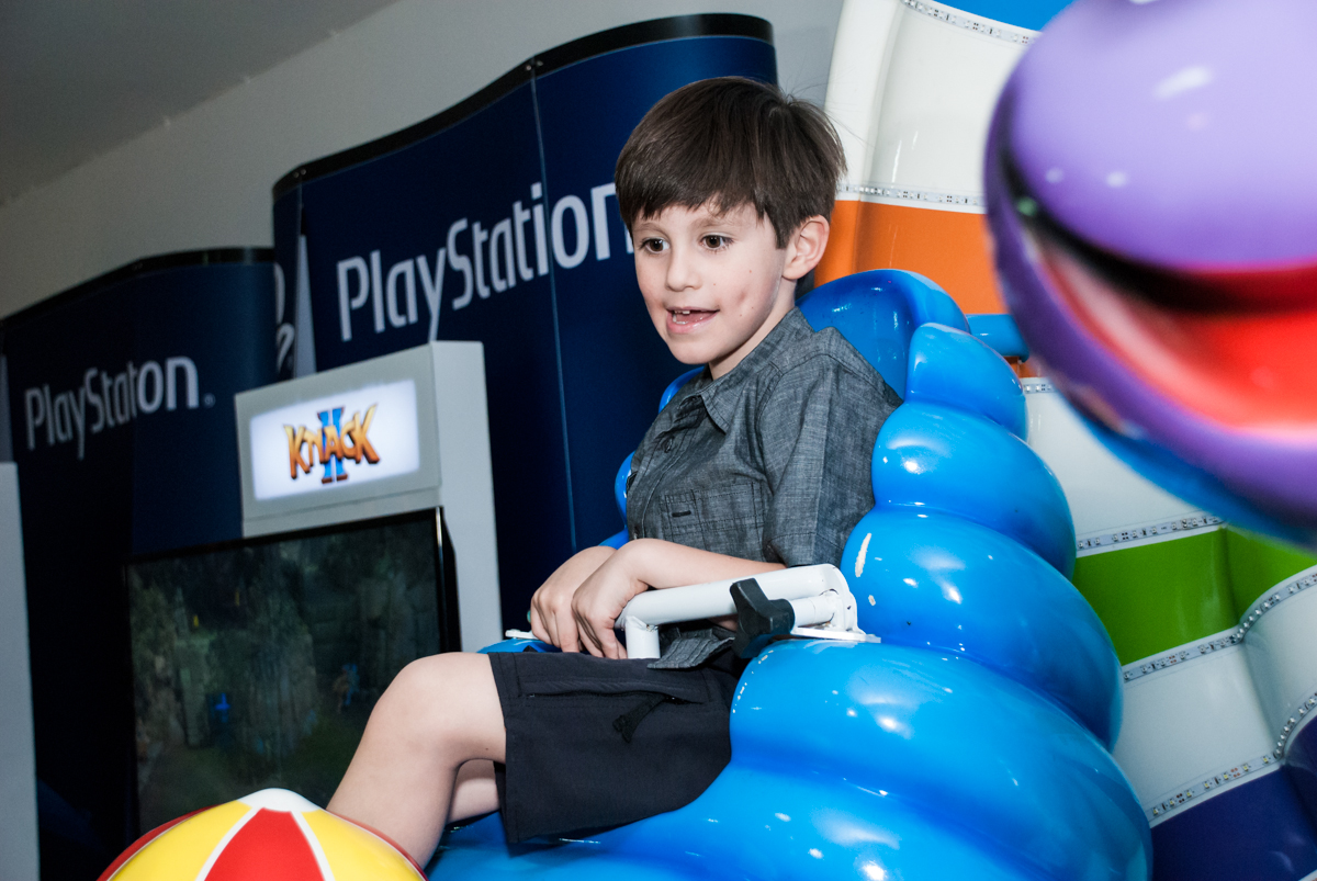 brincando no carrossel no Buffet Boomerang, Cidade Jardim, São Paulo, aniversario de Lucas 6 anos, tema da festa, lego