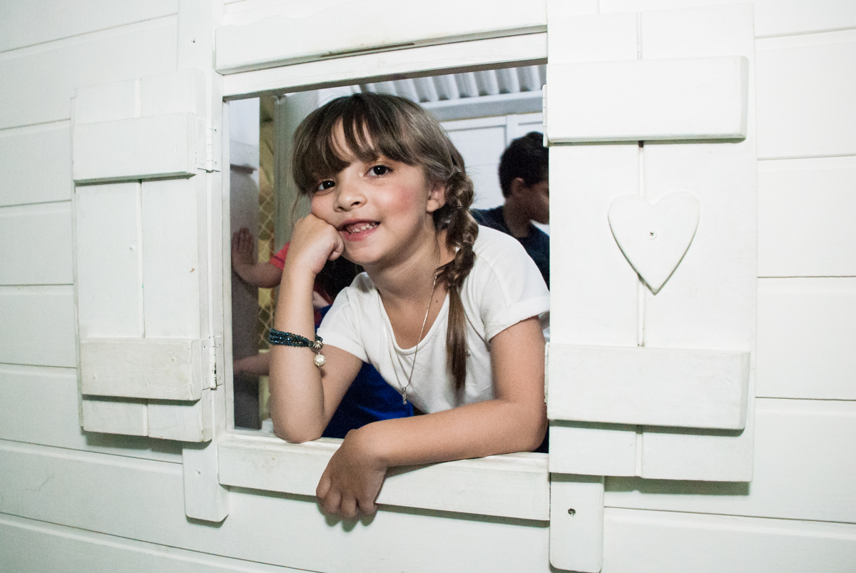 pose de princesa na janela no Buffet Boomerang, Cidade Jardim, São Paulo, aniversario de Lucas 6 anos, tema da festa, lego