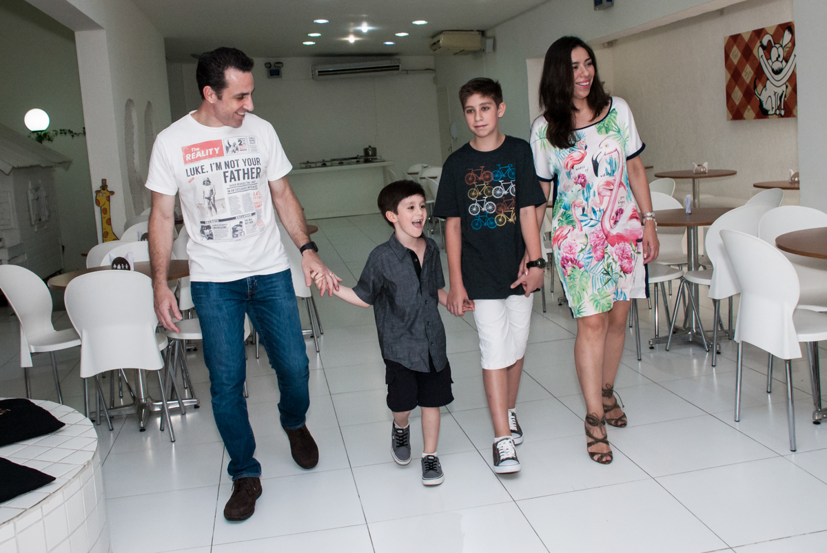 entrada da família para a festa no Buffet Boomerang, Cidade Jardim, São Paulo, aniversario de Lucas 6 anos, tema da festa, lego