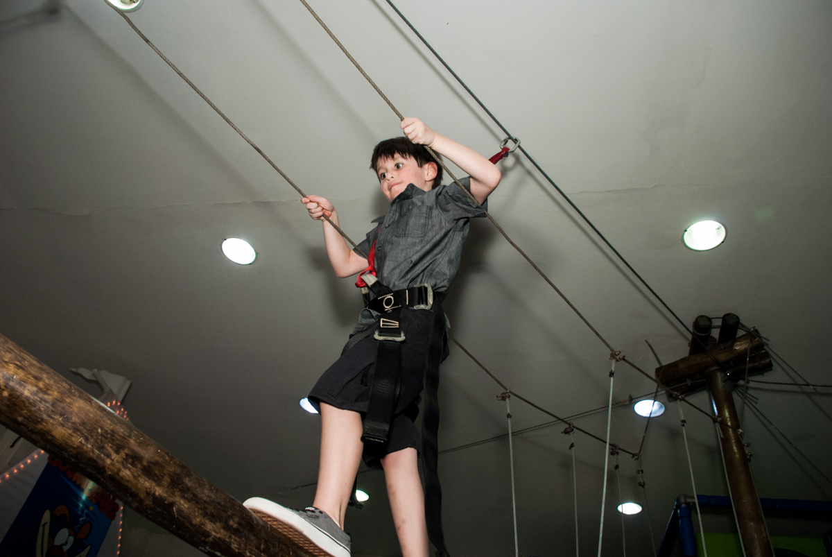 todos brincam na tirolesa no Buffet Boomerang, Cidade Jardim, São Paulo, aniversario de Lucas 6 anos, tema da festa, lego