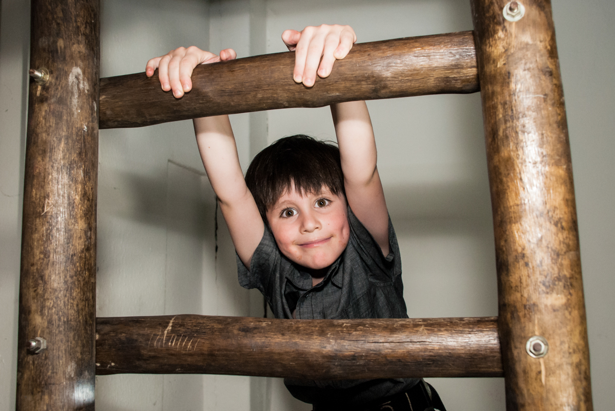 descendo da tirolesa no Buffet Boomerang, Cidade Jardim, São Paulo, aniversario de Lucas 6 anos, tema da festa, lego