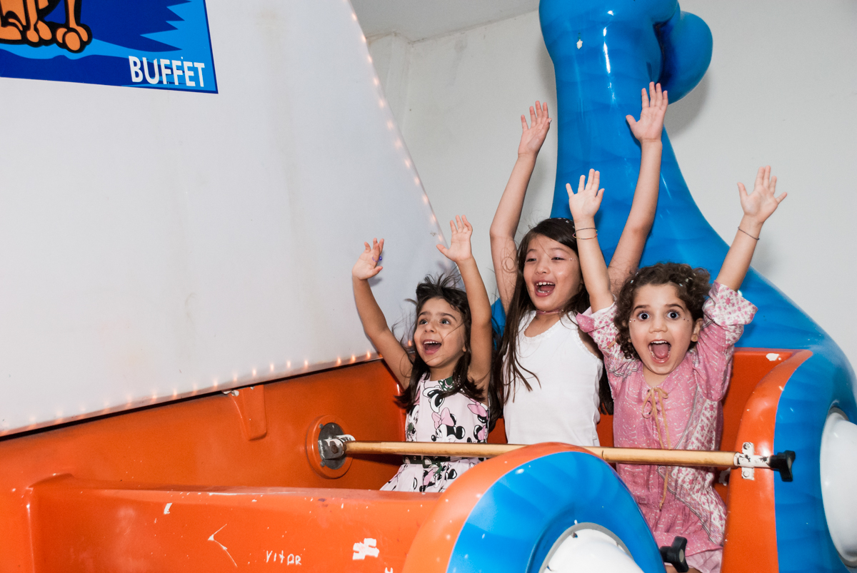 As meninas curtem a tiroliesa no Buffet Boomerang, Cidade Jardim, São Paulo, aniversario de Lucas 6 anos, tema da festa, lego